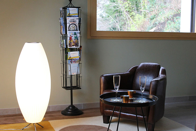 Club en cuir, lampe design et porte-carte