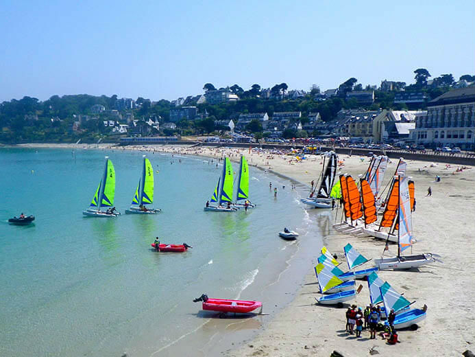 Ecole de voile à Perros-Guirec, plage de Trestraou